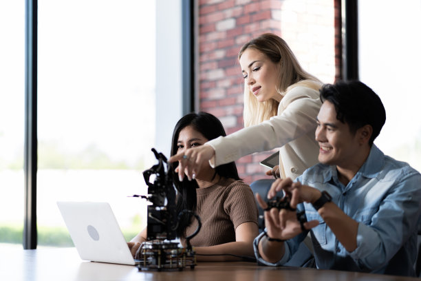 年轻学生在大学图书馆研究现代技术的发明。图片下载