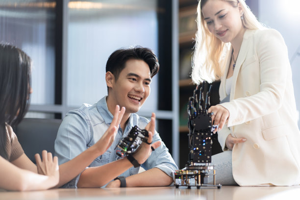 年轻学生在大学图书馆研究现代技术的发明。图片下载