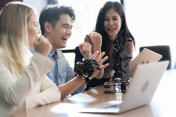 年轻学生在大学图书馆研究现代技术的发明。图片下载