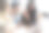 年轻学生在大学图书馆研究现代技术的发明。图片下载