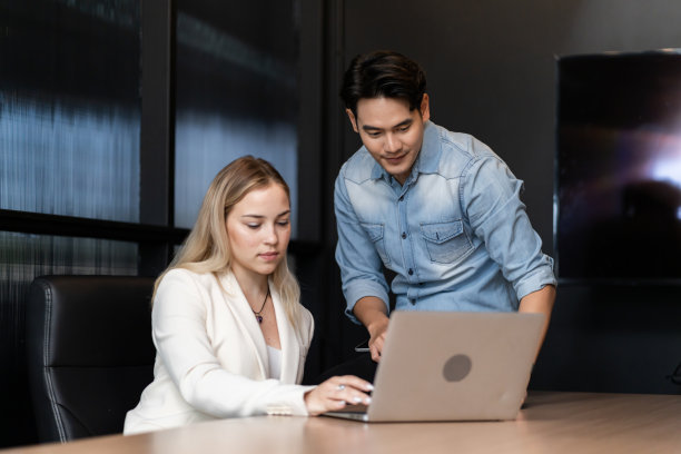 年轻学生在大学图书馆研究现代技术的发明。图片下载