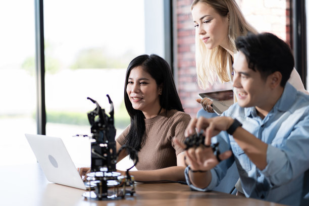 年轻学生在大学图书馆研究现代技术的发明。图片下载