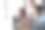 年轻学生在大学图书馆研究现代技术的发明。图片下载