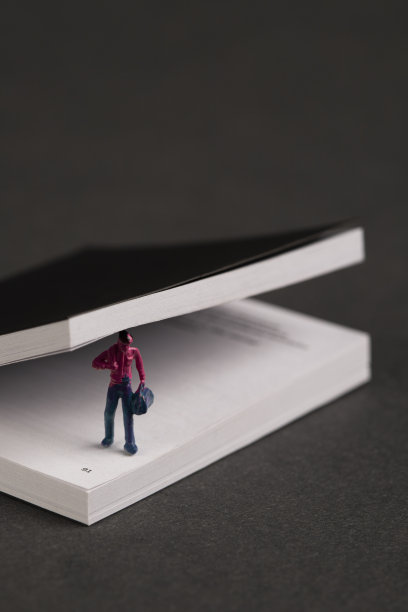 书中有男性模型的雕像图片下载