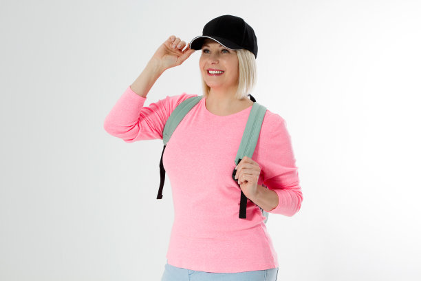 运动快乐的中年美女与背包孤立在白色背景。副本的空间。中年妇女健康的生活方式。更年期，积极生活。女性去锻炼。健康老年人图片下载