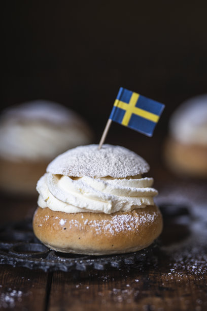 瑞典桑拉塞梅尔面包在黑暗的背景。图片下载