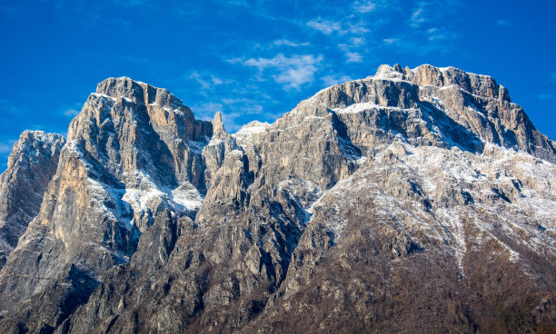 春天的圣马蒂诺山是白云石山脉中美丽的山脉图片下载