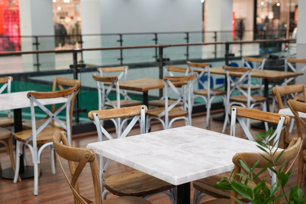 购物中心的咖啡馆。室内设计店内有桌椅图片下载