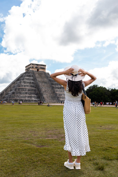 游客参观墨西哥奇琴伊察金字塔图片下载