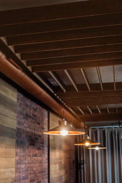 餐厅里的灯和吊灯有温暖的光线图片下载