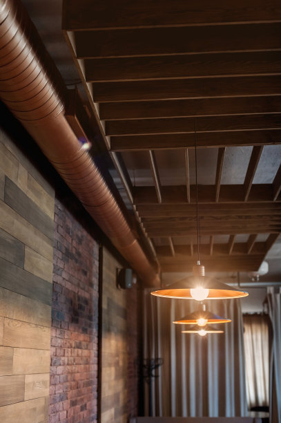 餐厅里的灯和吊灯有温暖的光线图片下载