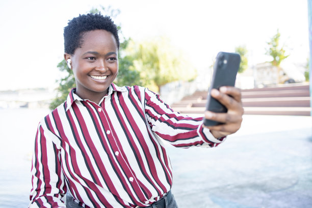 女子使用智能手机图片下载