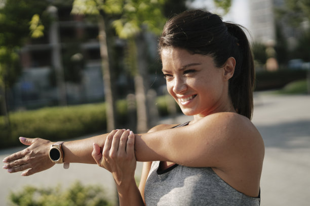 美丽的运动员妇女在运动服准备训练。图片下载