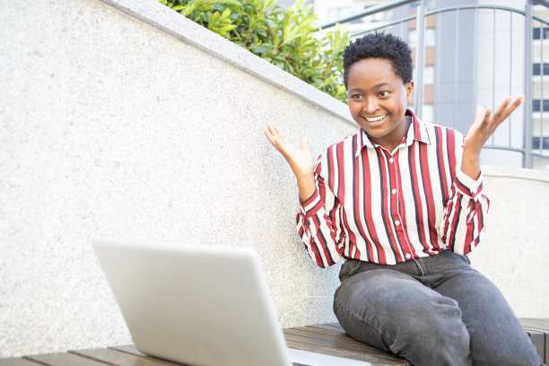 使用笔记本电脑工作图片下载