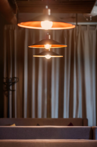 餐厅里的灯和吊灯有温暖的光线图片下载