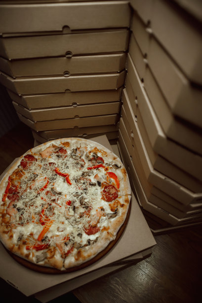 这些盒子彼此叠在一起，中间夹着一个披萨图片下载