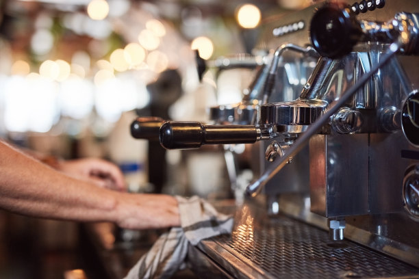 咖啡机，商店和咖啡师清洁咖啡馆或餐厅提供的浓缩咖啡，拿铁或茶水。制造、加工和电气工业对象为小型热饮企业图片下载