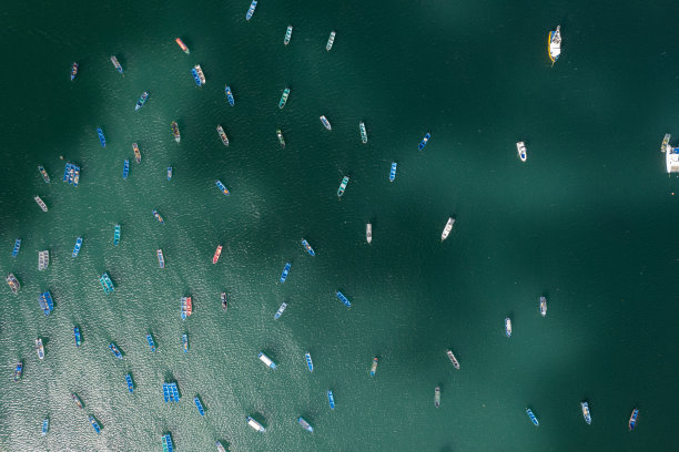 俯视图上方有许多渔船图片下载