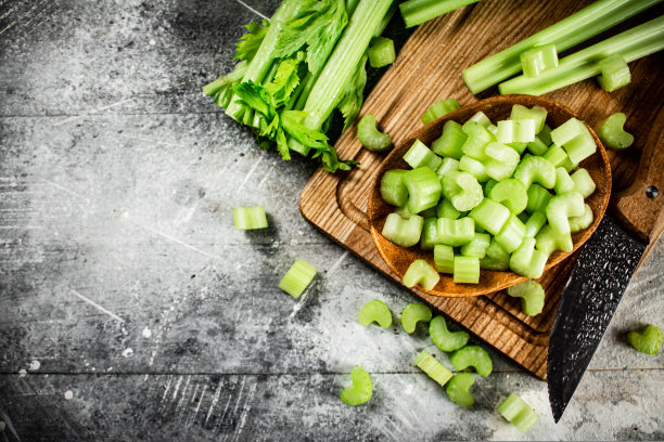 切好的芹菜放在砧板上。图片下载