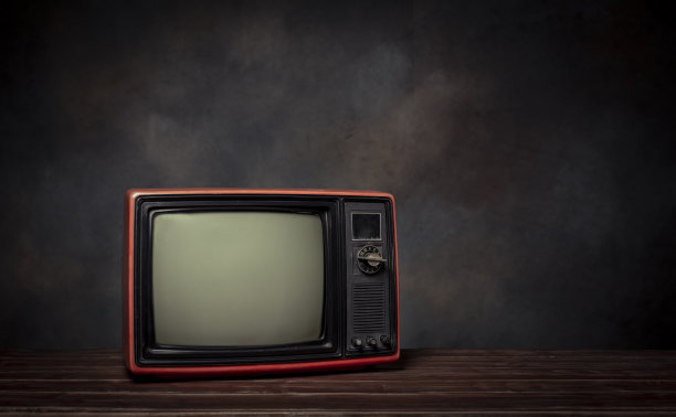 静物复古的红色电视在黑暗的房间图片下载