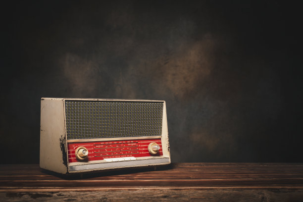 古董，复古旧收音机在木桌前面的墙壁背景与复制空间的权利图片下载