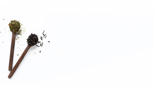 用木勺盛的黑色和绿色散装茶叶图片下载