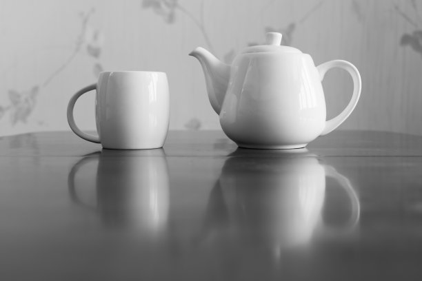 木桌上的白色陶瓷杯和白色陶瓷茶壶图片下载
