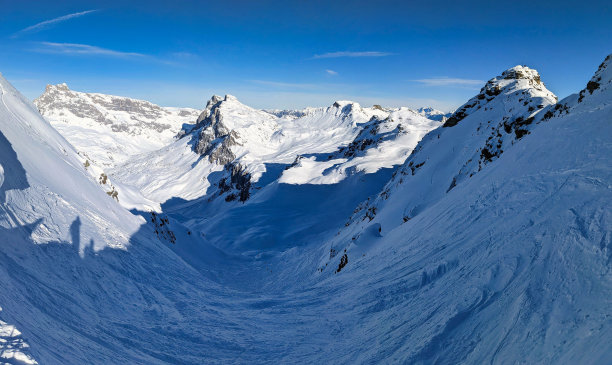 在瑞士奥地利的Riedchopf Ronggspitz的美丽滑雪之旅。美妙的冬季山地天气。滑雪登山。高质量照片图片下载