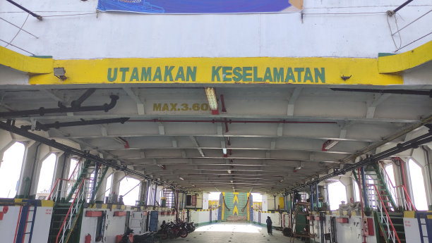 船只作为明库卢市的一种海上运输工具图片下载