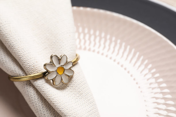 布料餐巾和装饰环在盘子上，特写。文本空间图片下载