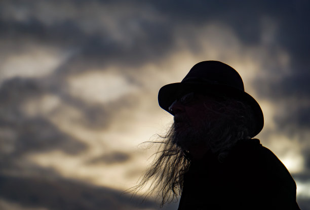 在日落期间，剪影人对天空的低角度视图图片下载