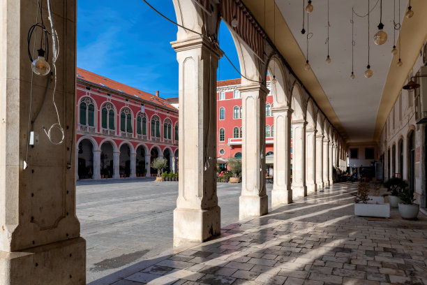 克罗地亚斯普利特的共和国广场和宫殿。图片下载