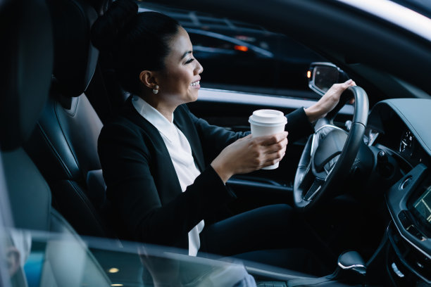 快乐的企业家开车喝咖啡图片下载