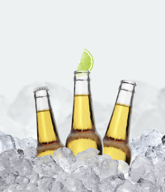白色背景上有青柠片和霜的墨西哥啤酒瓶图片下载