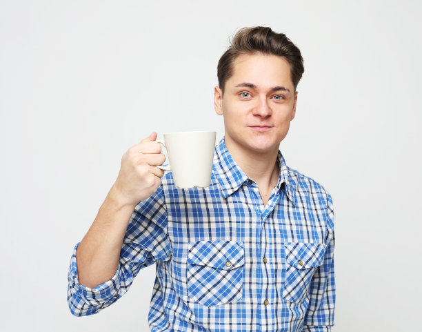 年轻，面带微笑，戴着白色杯子图片下载