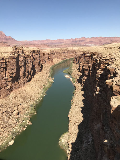 从历史悠久的纳瓦霍大桥俯瞰科罗拉多河图片下载