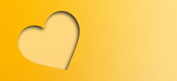 黄纸剪成心形，情人节喜庆图片下载