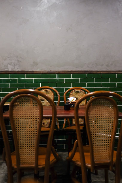 复古桌椅作为中式风格，以旧墙暗调为背景，餐厅内的古董家具概念，柔和焦点。图片下载