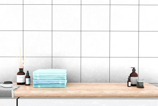 叠层大理石浴室架与卫生配件和毛巾。图片下载