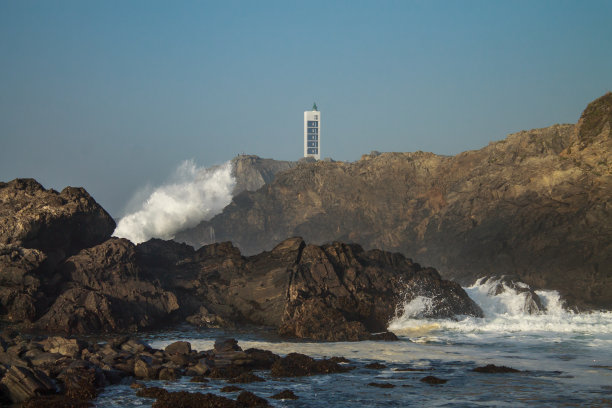 从波尔图海滩上看到的Punta Frouxeira灯塔图片下载