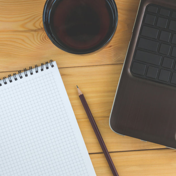 远程工作笔记本电脑笔记本铅笔文件杯子茶木制工作台生活方式图片下载