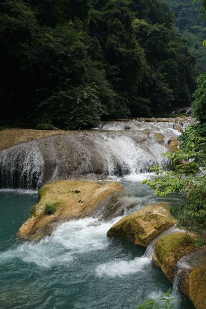 中国贵州森林中的瀑布垂直拍摄，完美的壁纸和背景图片下载