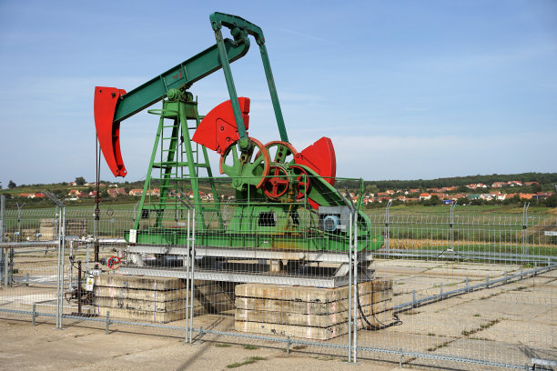 小型紧凑型油井将石油和天然气带到地面，石油产品概念，捷克Hodonin图片下载