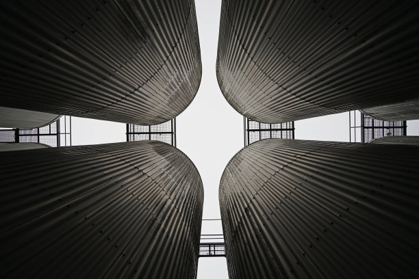 大型啤酒不锈钢立式罐用于发酵或储存，抽象视图，啤酒啤酒厂的概念图片下载