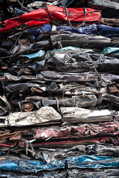 来自汽车回收中心的一堆不同颜色的汽车。图片下载