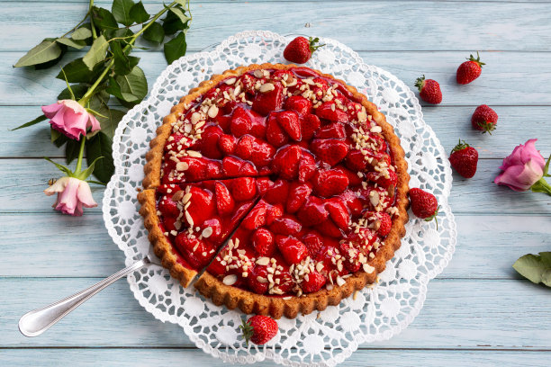 妈妈送的草莓切片蛋糕。图片下载