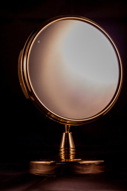 金色的镜子孤立在黑暗的背景上图片下载