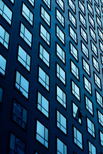 垂直拍摄的明亮的蓝色玻璃建筑外观设计图片下载