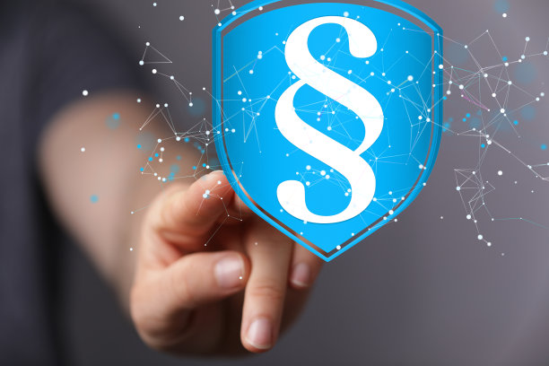 漂浮在蓝色盾牌中的3D法律和正义段落符号图片下载