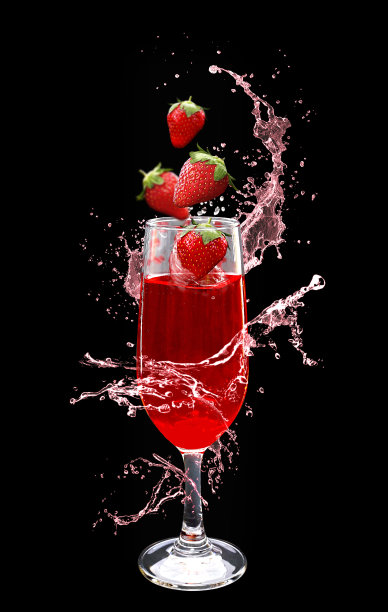 时尚的纯葡萄酒杯，草莓和烈酒在黑色背景上飞溅图片下载